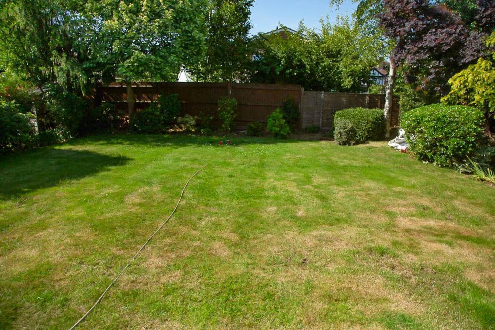 Nicely Decorated 3 Bedroom House Near Heathrow, London Staines-upon-Thames Exterior foto