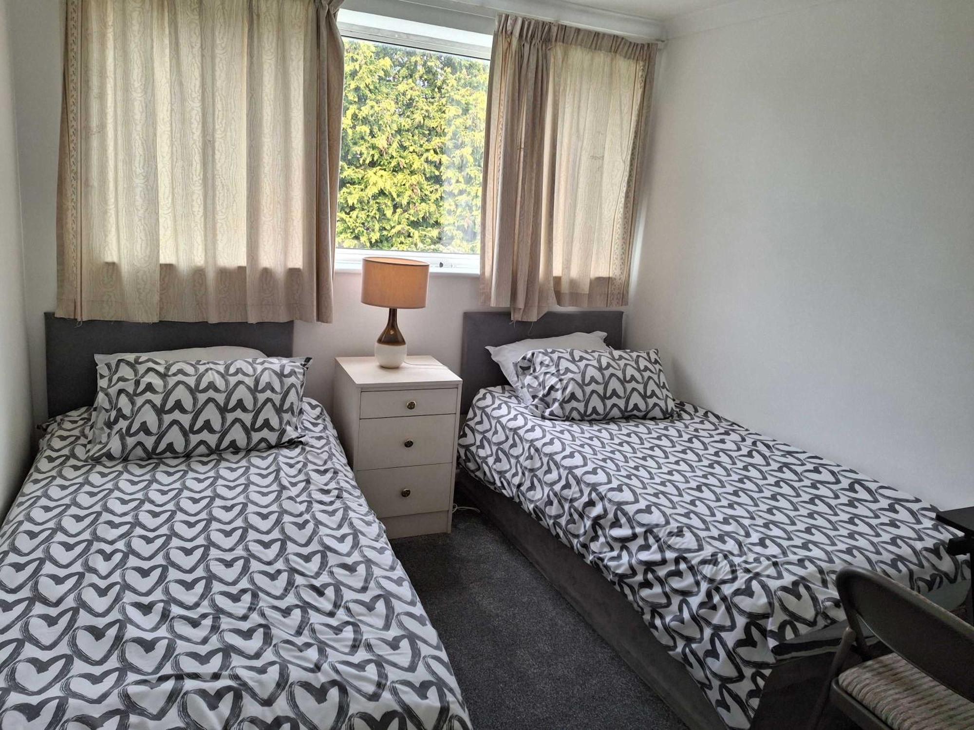 Nicely Decorated 3 Bedroom House Near Heathrow, London Staines-upon-Thames Exterior foto